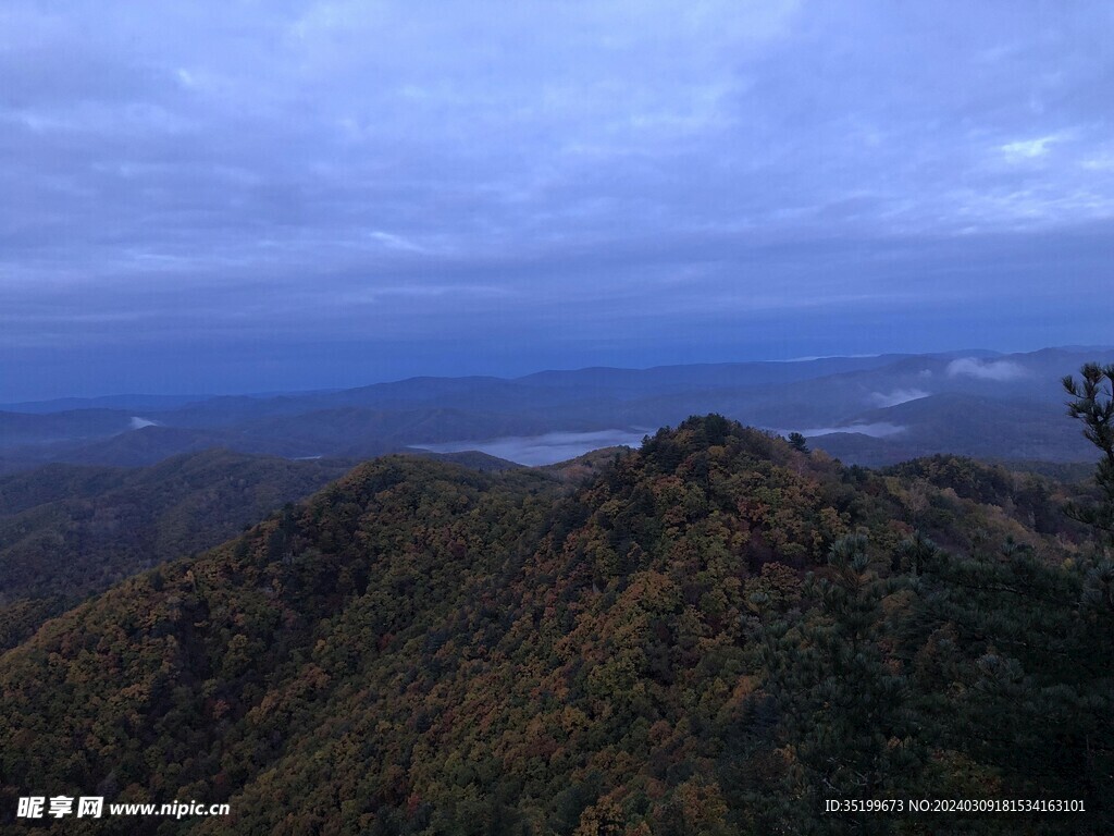 登山观云