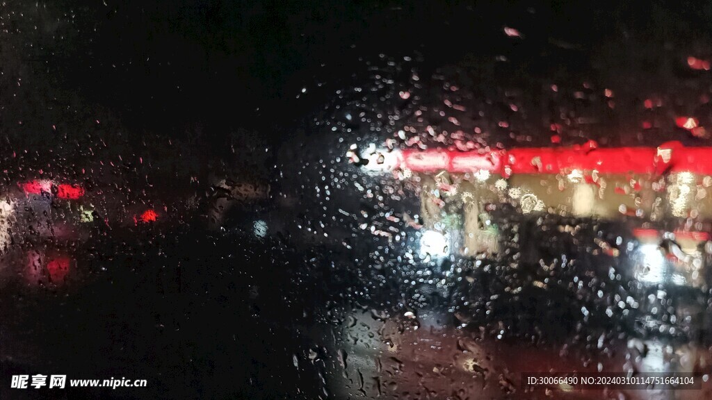 下雨天车窗外 