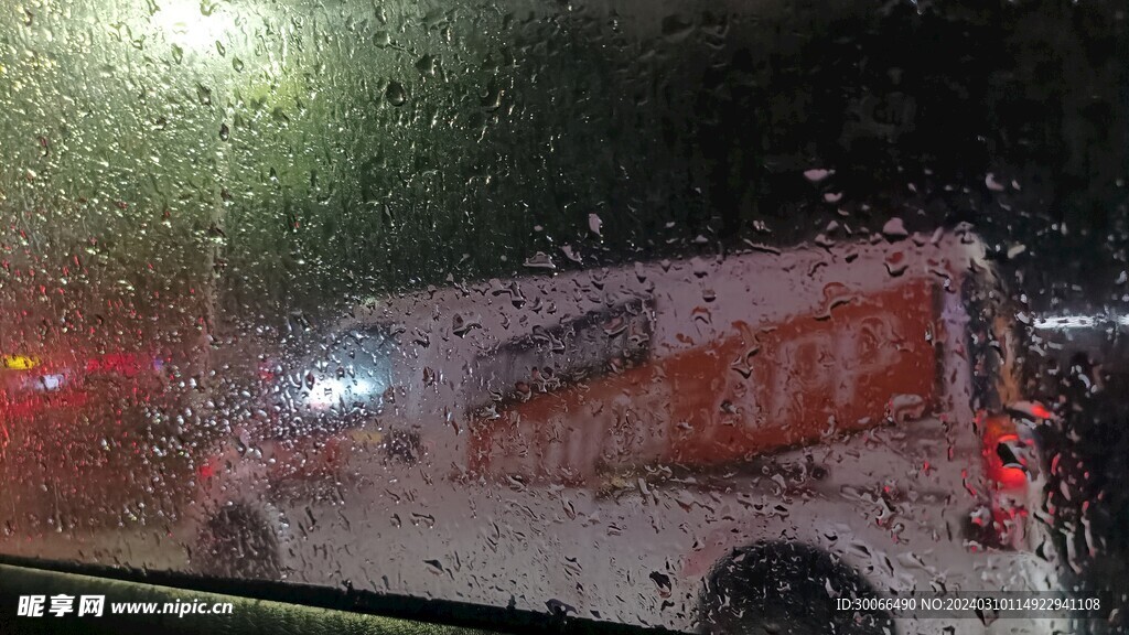 下雨天车窗外 