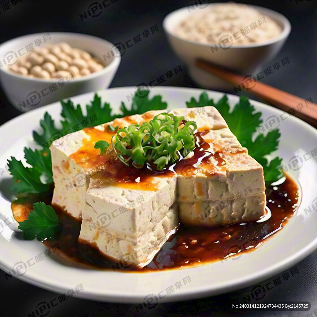 油煎豆腐 白色盘子 蔬菜叶子