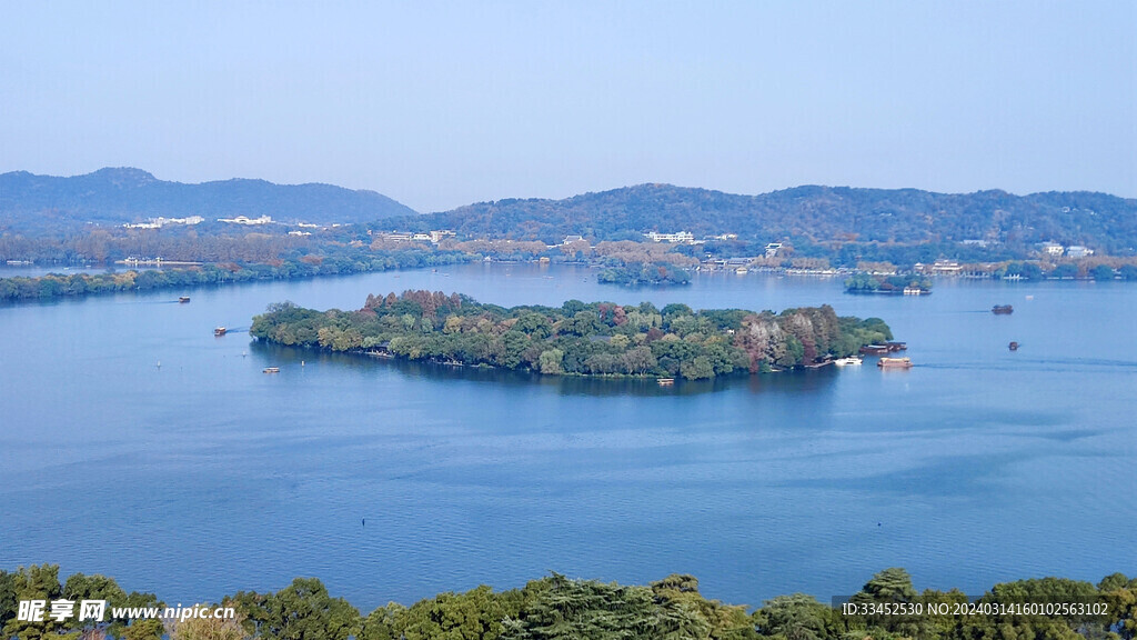 杭州西湖景区雷峰塔上俯瞰西湖