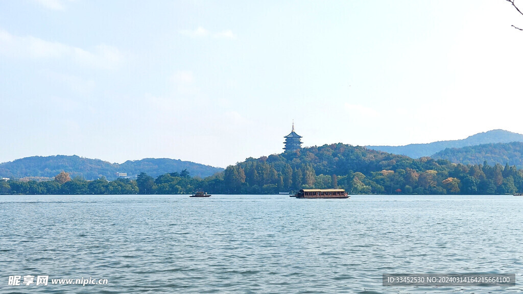 杭州西湖上远看雷峰塔