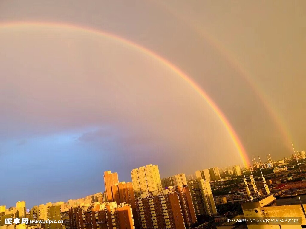 城市雨后天空