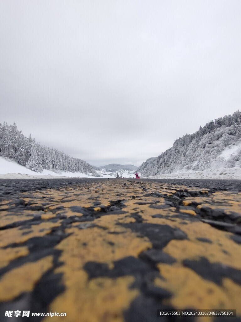 大雪中的公路