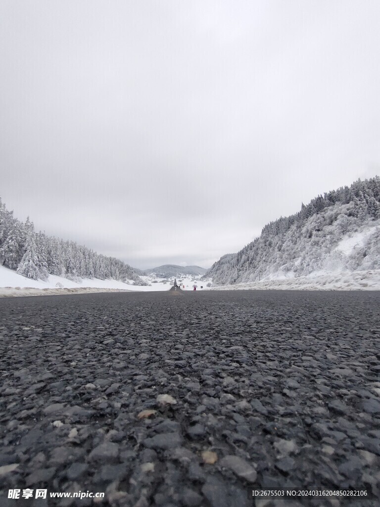 大雪中的公路