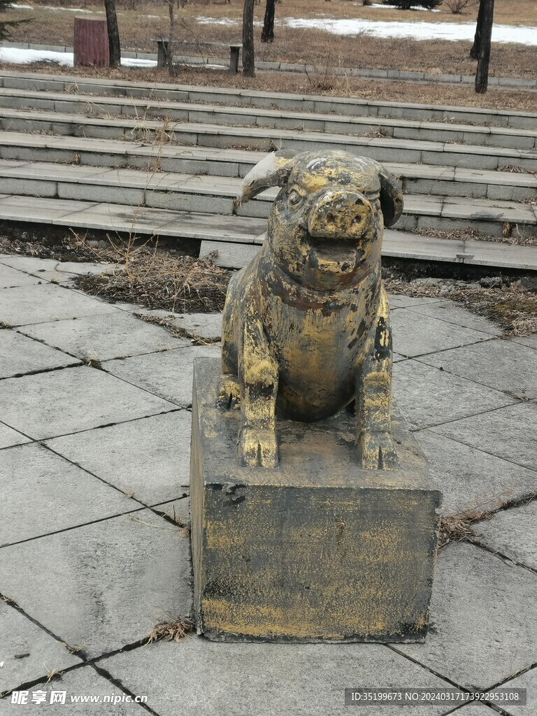 残旧雕像猪