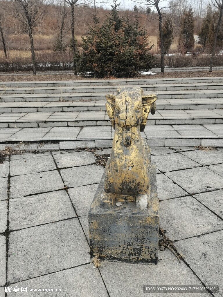 残旧雕像羊