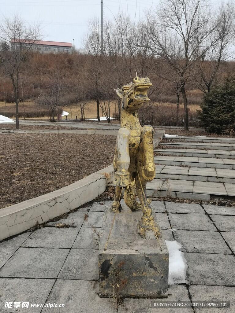 残旧雕像马