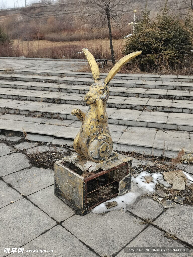 残旧雕像兔