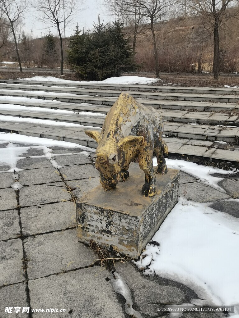残旧雕像牛