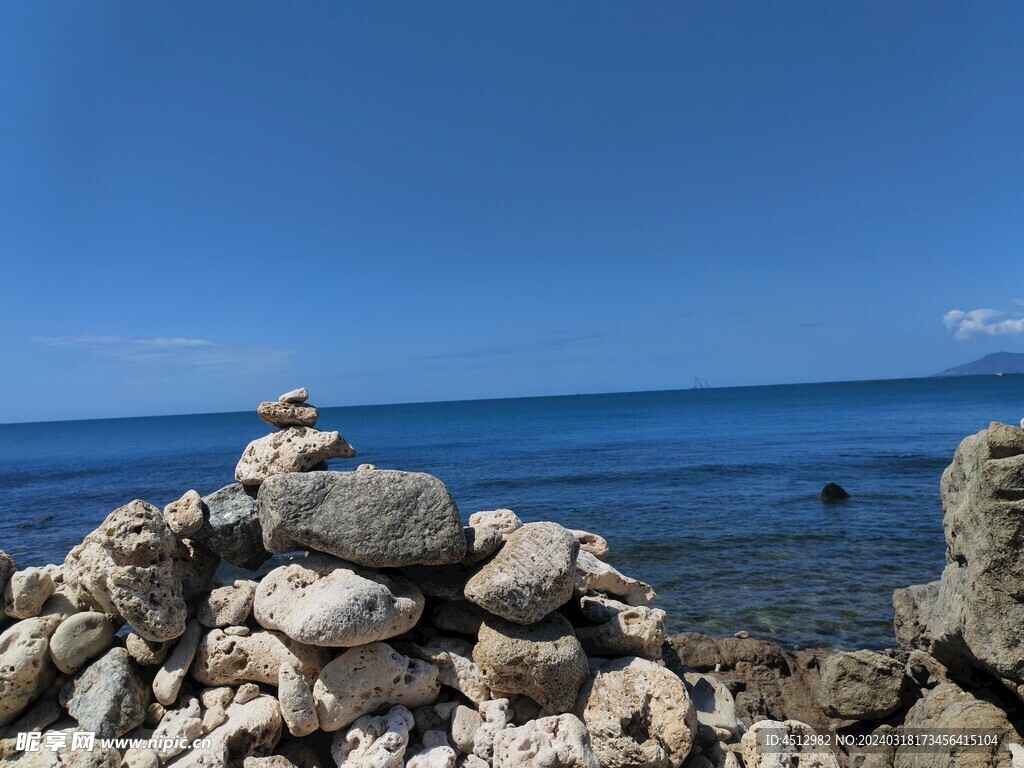 海边 礁石 石塔