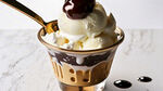 一杯冰淇淋酸奶，冰淇淋丝滑水嫩，金色勺子轻轻舀起，食欲