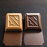 2个方形巧克力，表面平整光滑