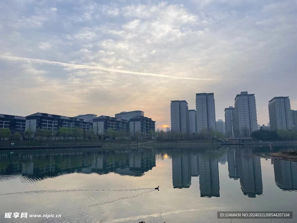 靠河流房子