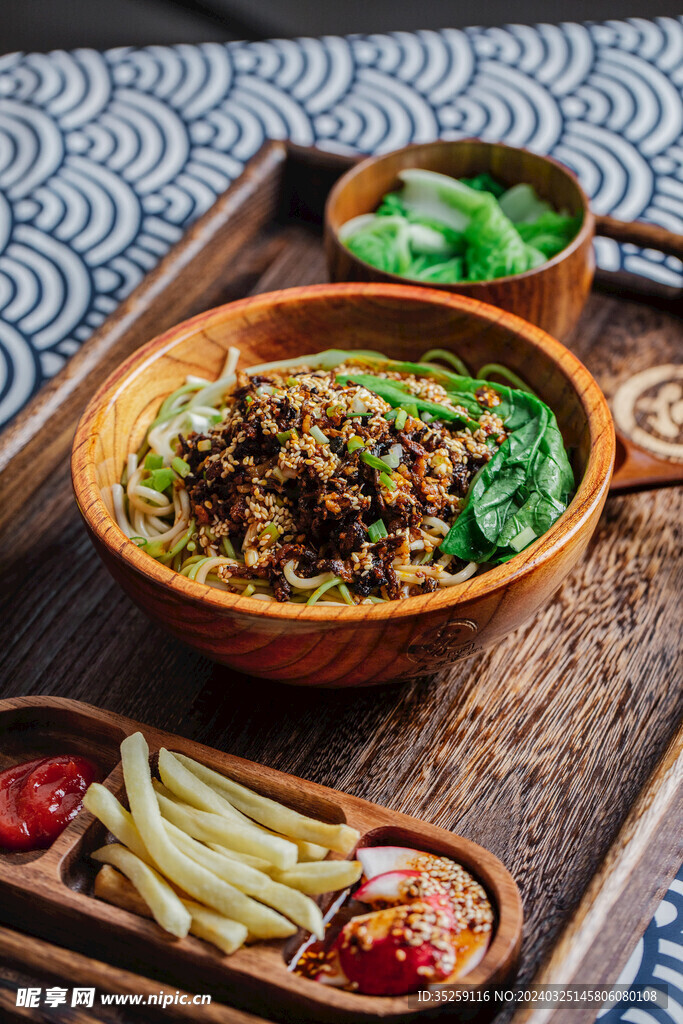 杂酱面干拌面摄影图__传统美食_餐饮美食_摄影图库_昵图网