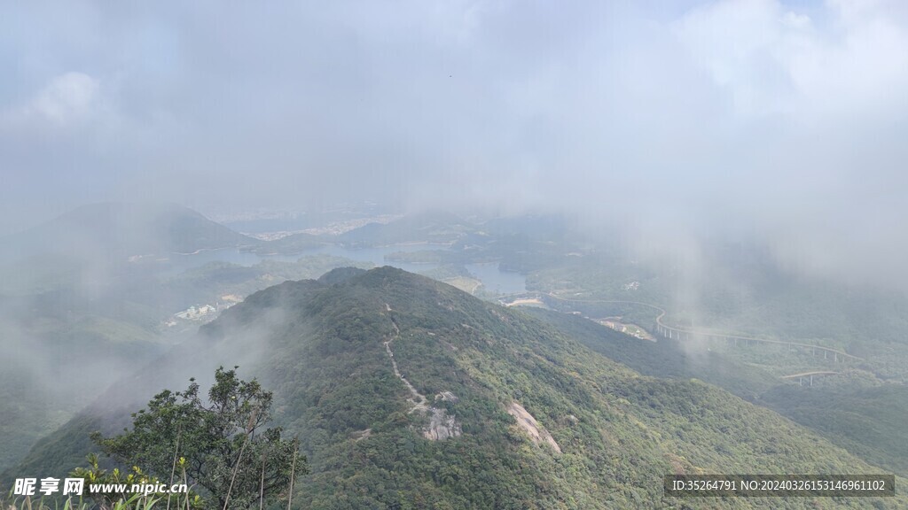 雾起山嵐