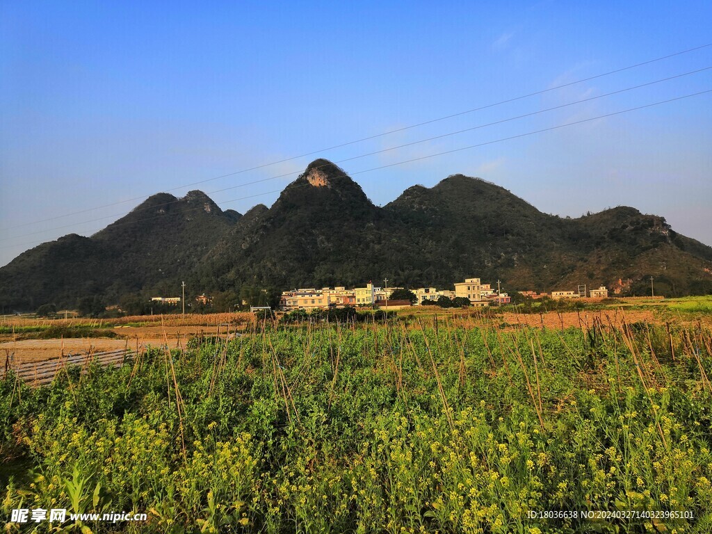 夕阳下的小山村