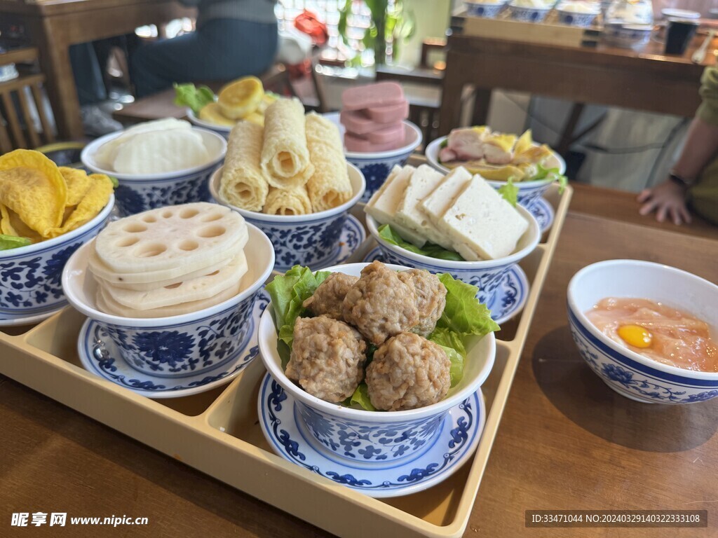 火锅九宫格美食餐饮设计藕丸菜品