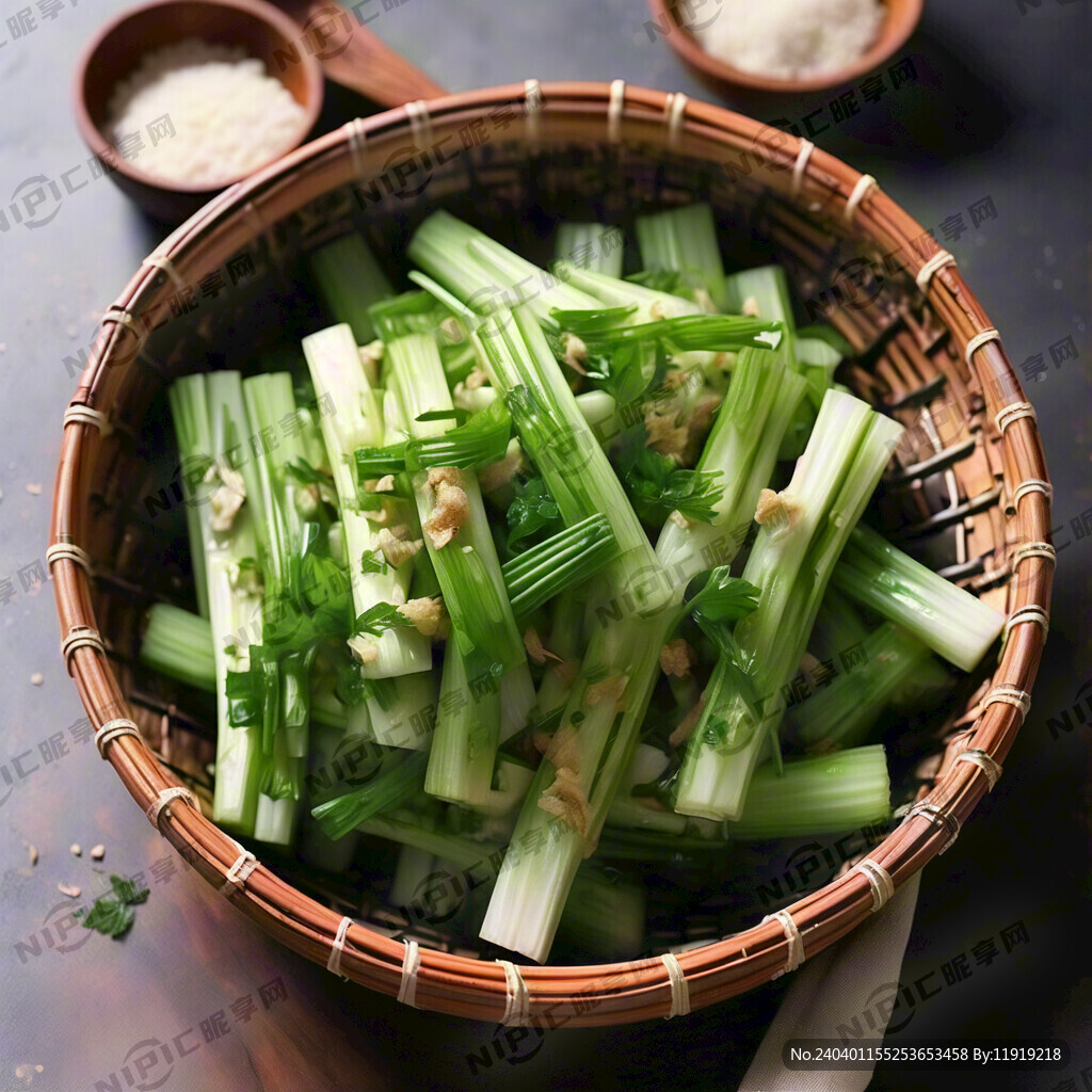 竹扁里面是切片以后的芹菜