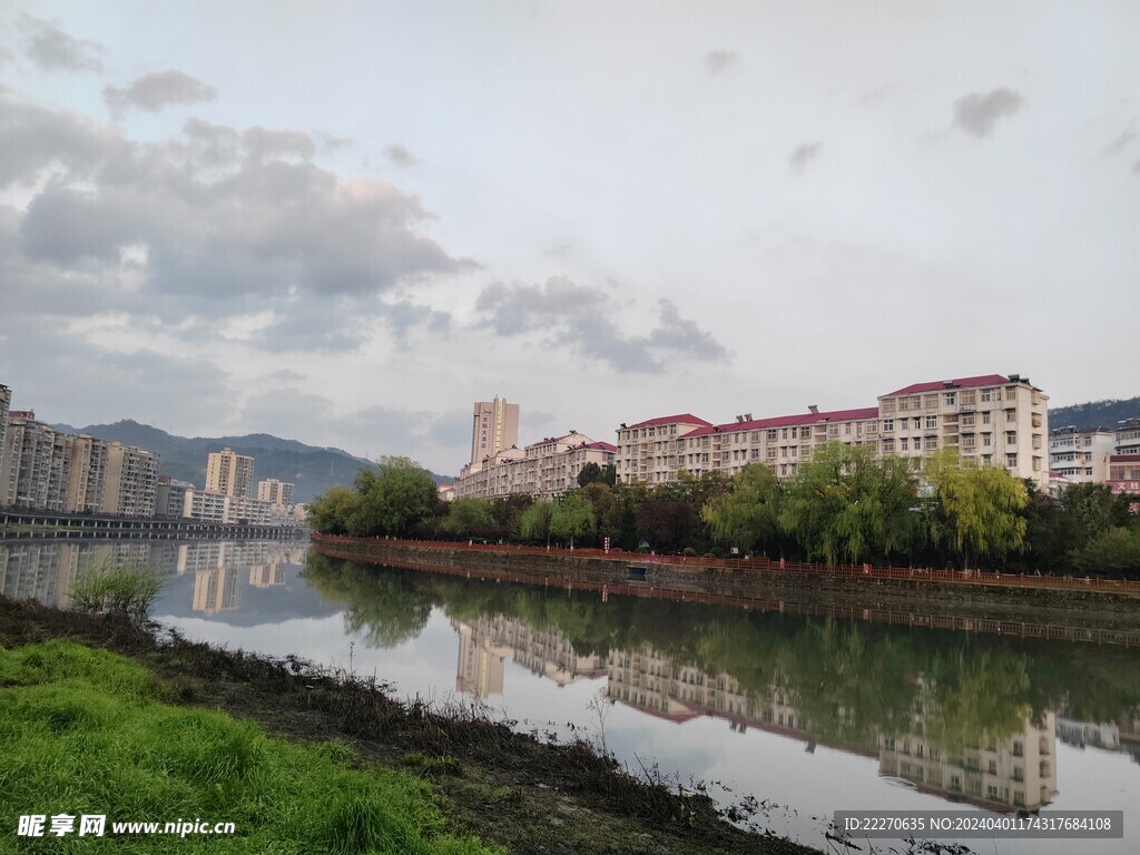 雨后小城