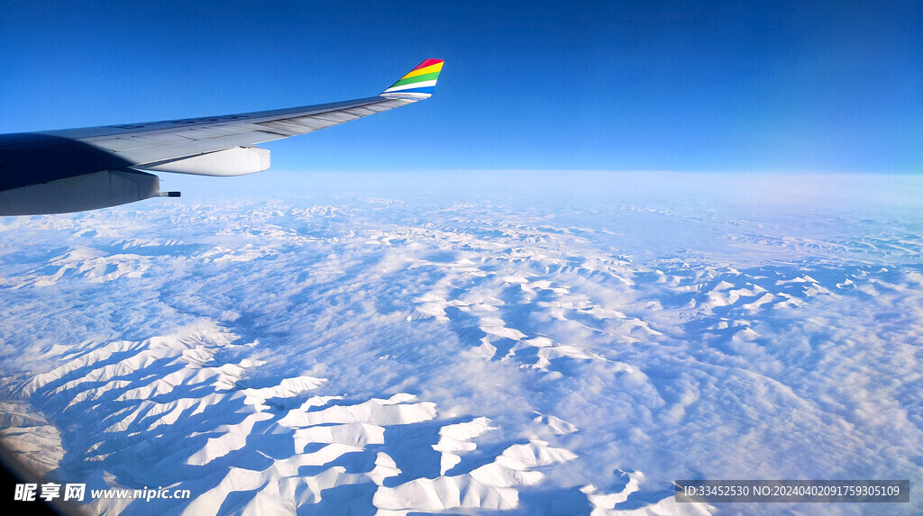 乘坐飞机拍摄云海