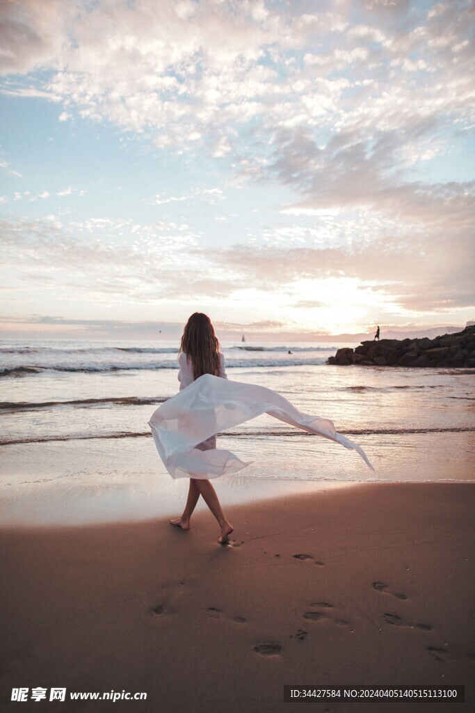 海滩美女背影
