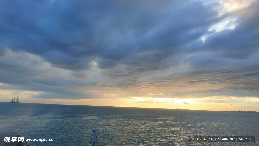 海上暴风雨来临前