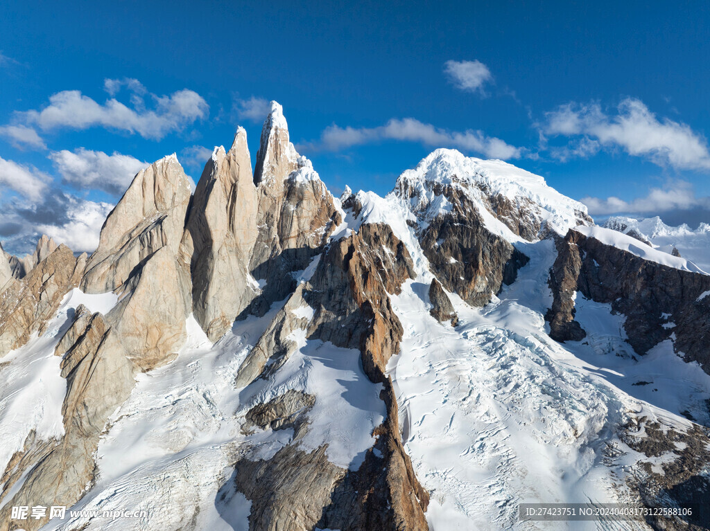 阿根廷山脉峭壁雪峰