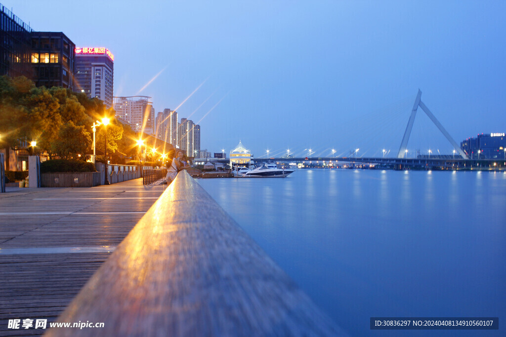 城市湖边美景