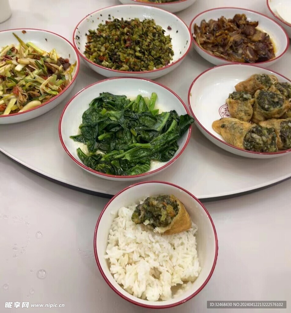 一桌子美食