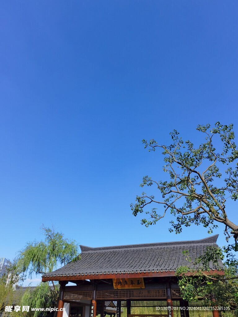 蓝天下的青瓦屋顶