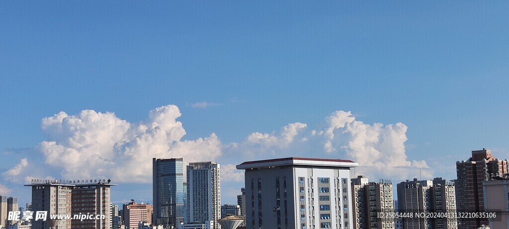 蓝天白云城市建筑风景