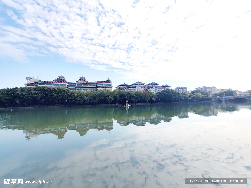 桂林漓江边 鱼鳞云 美景