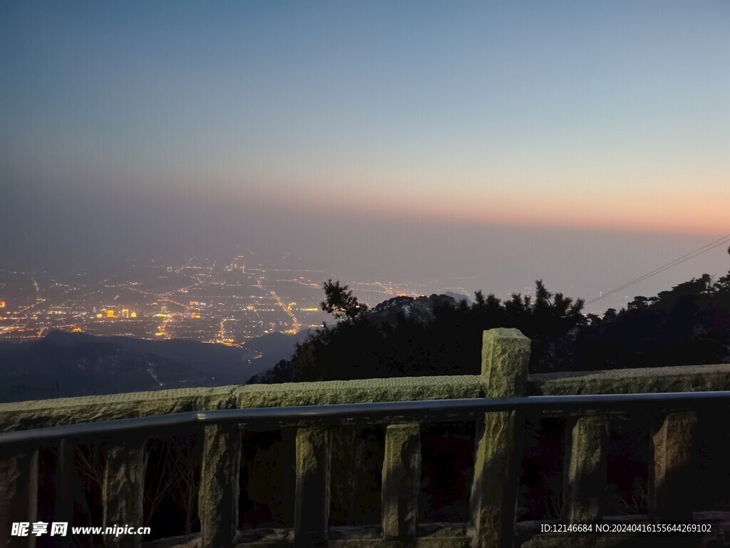 泰山夜景