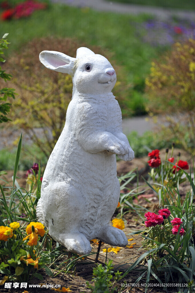 公园兔子塑像
