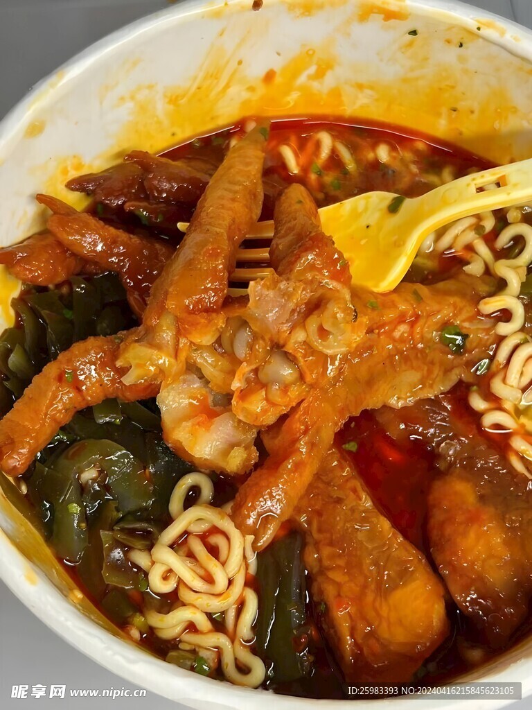 卤鸡爪面 