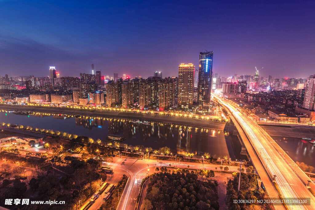 金色城市交通夜景