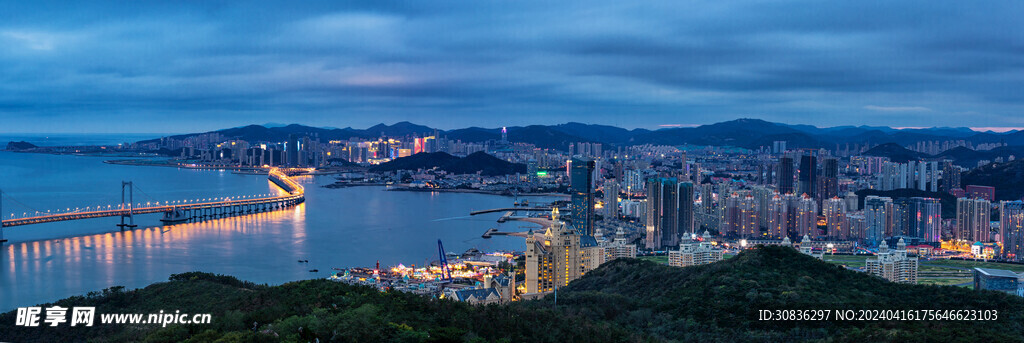 蓝色城市江景