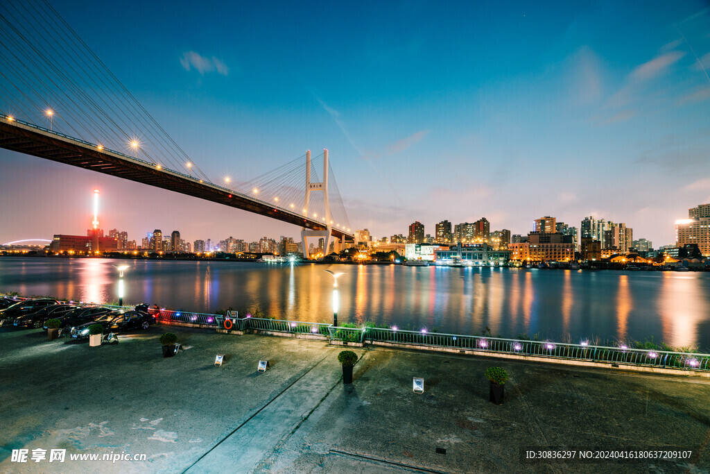 跨江大桥夜景