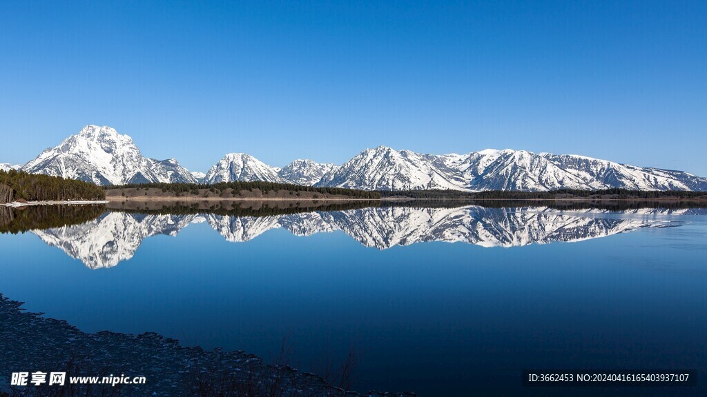 湖边雪山