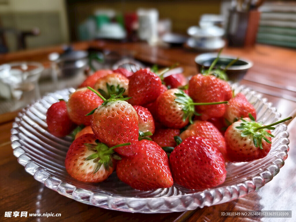 茶桌上的草莓