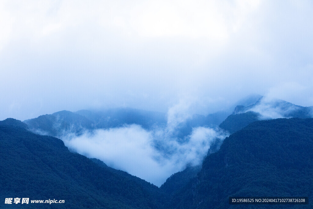 空旷蓝山