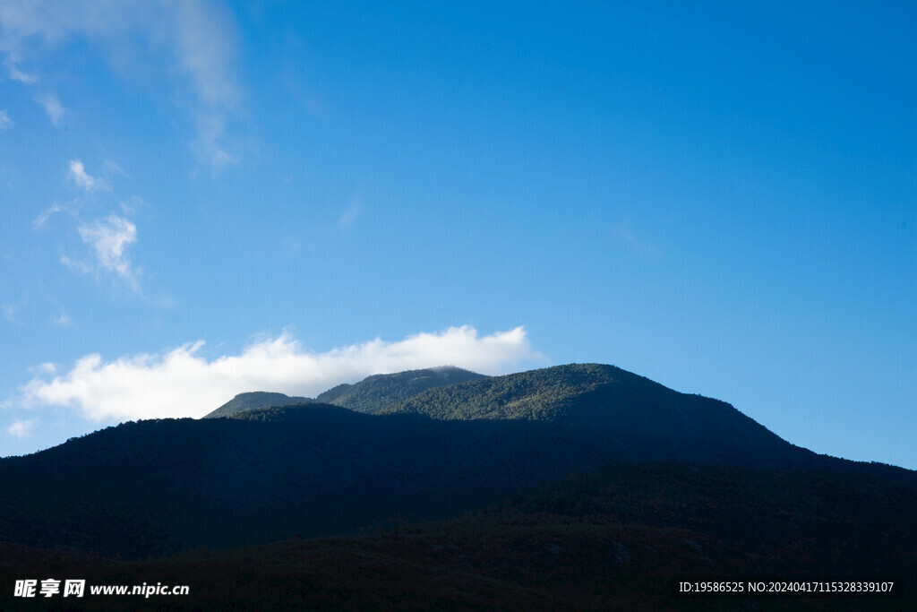 蓝天白云和山