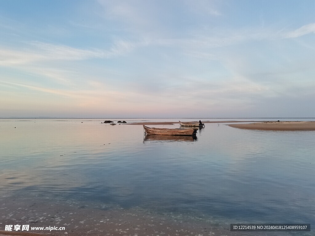 海天一色海边小船天空之镜