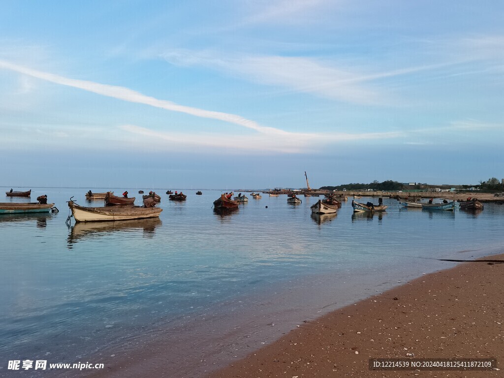 威海荣成渔船海边