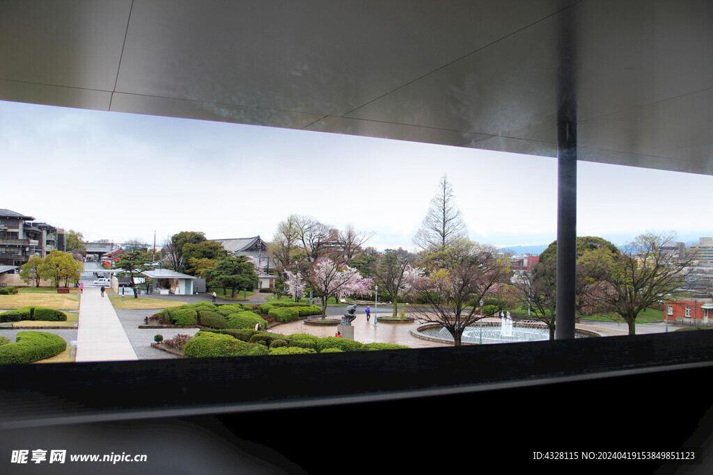 京都国立博物馆室内看窗外