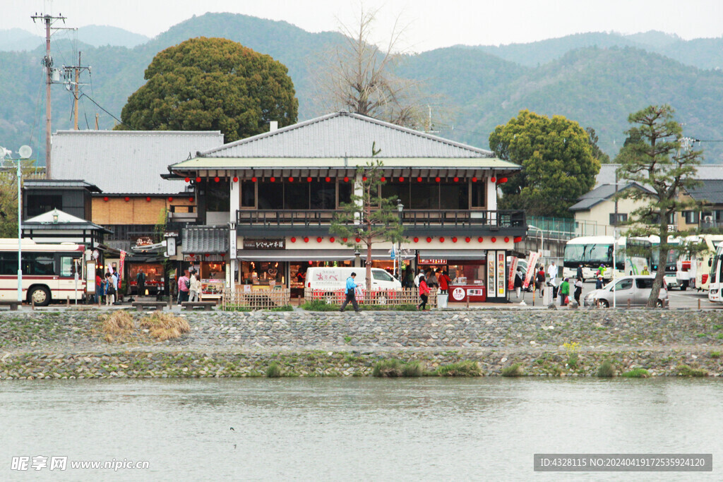 岚山下桂河边的建筑