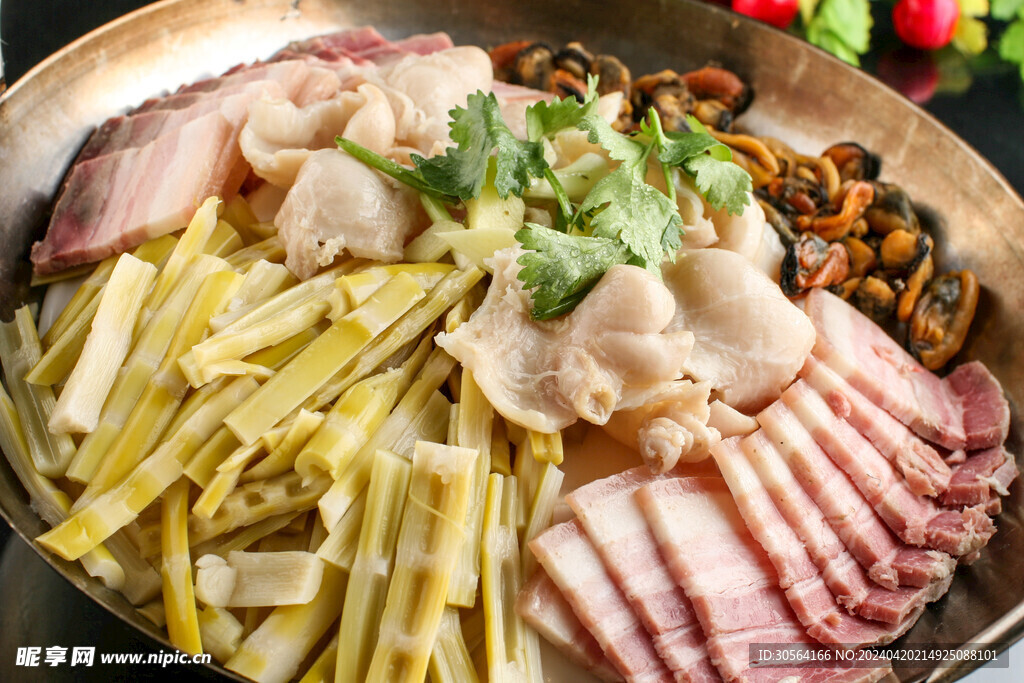 笋干肉片铁锅炖