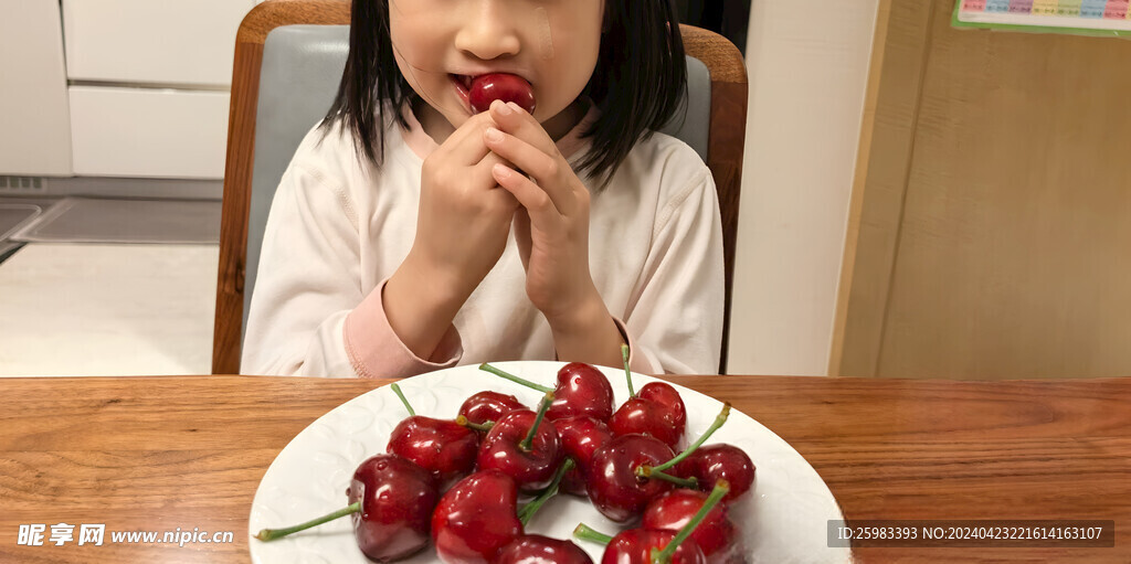 吃樱桃的儿童