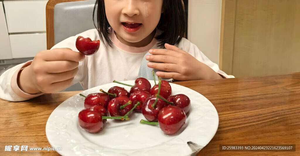 吃樱桃的儿童